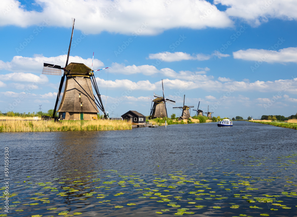 Φωτογραφία The windmills at Kinderdijk are a group of 19 monumental windmills in the Alblasserwaard polder, in the province of South Holland, Netherlands