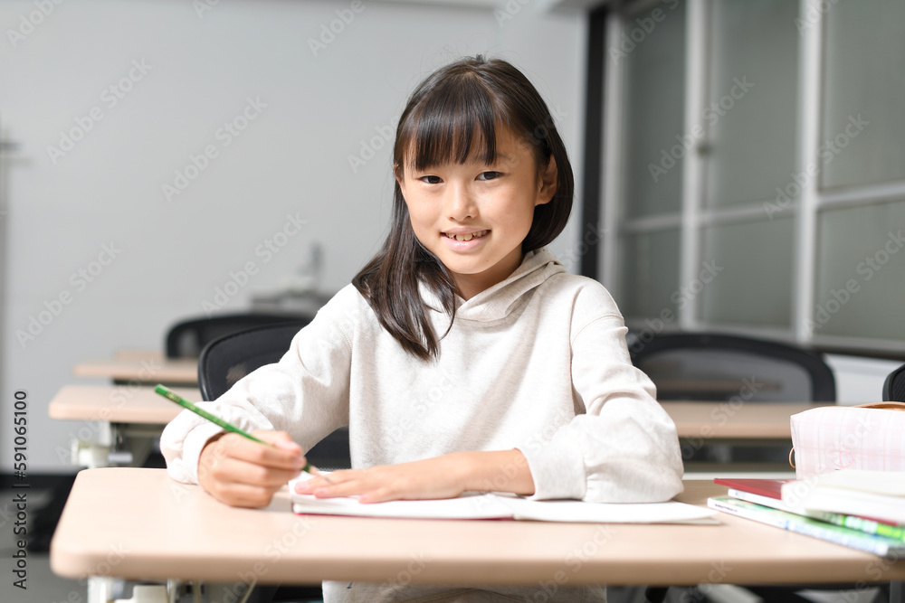 勉強をする女子小学生のイメージ