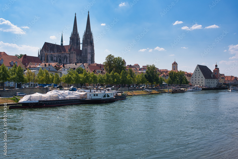 Fototapeta premium Altstadt mit Regensburger Dom und Donau Deutschland 