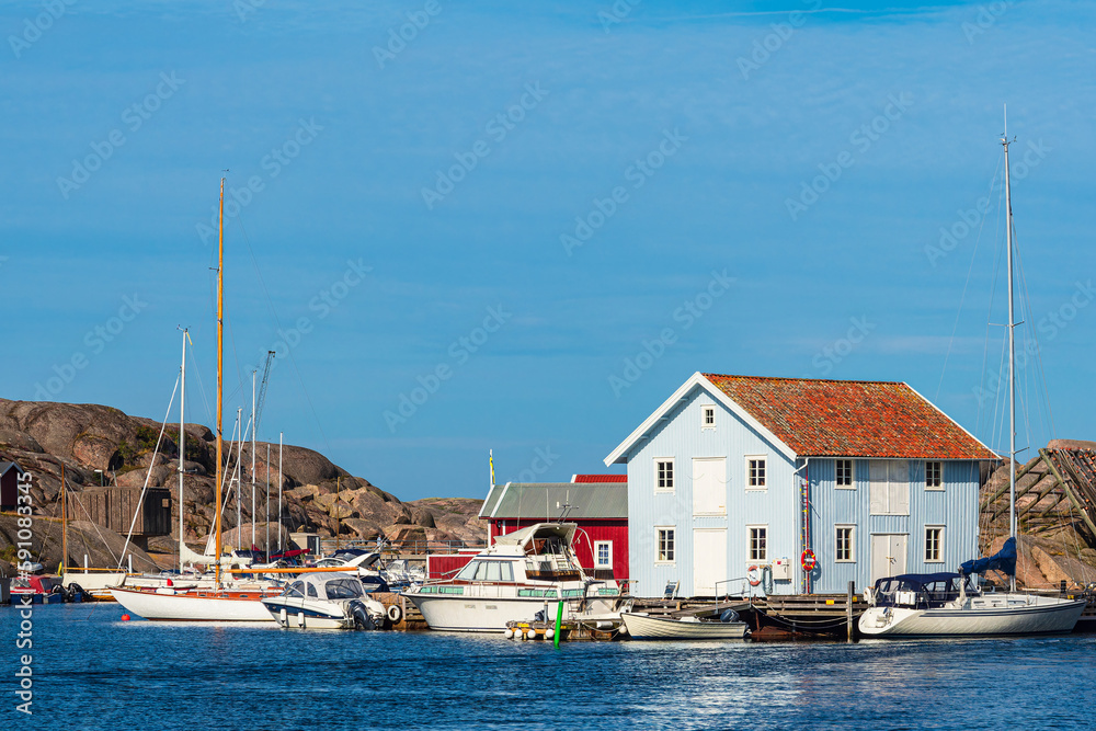 Hafen mit Boote im Ort Smögen in Schweden
