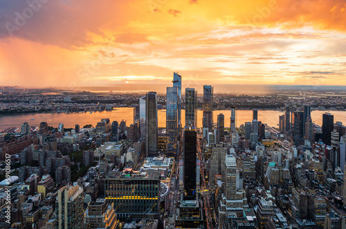 Foto A beautiful colourful sunset during rainy storm over the Hudson Yards in New York City