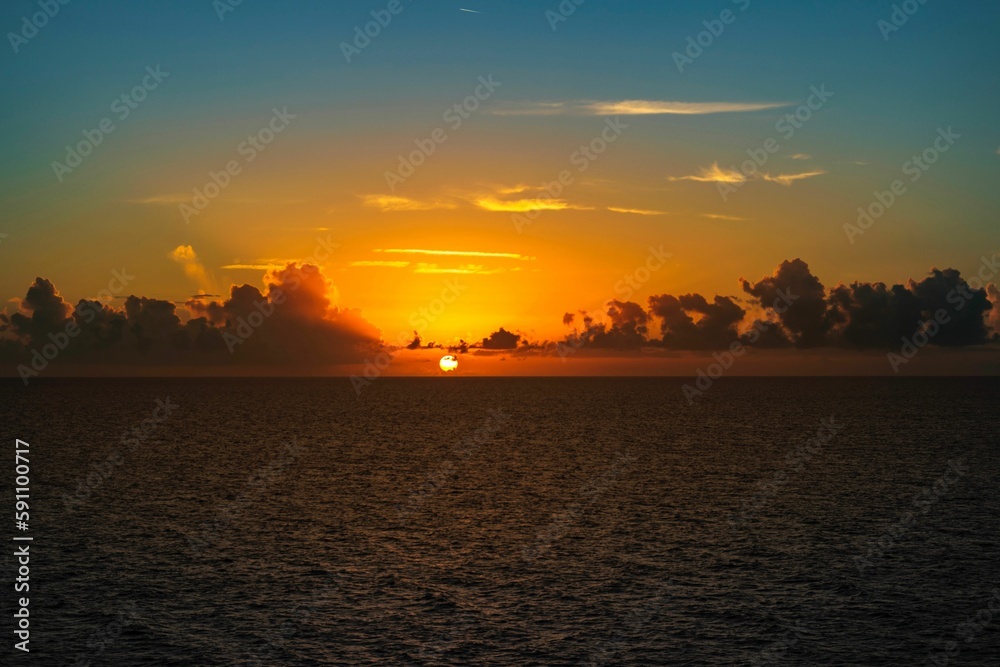Naklejka premium Scenic orange sunset over the calm sea