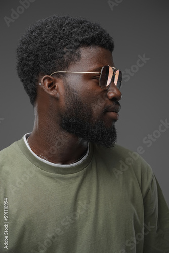 Fototapeta Naklejka Na Ścianę i Meble -  Portrait of trendy black man with beard and sunglasses isolated on grey background.