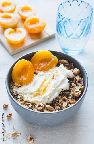 Joghurt auf Granola mit Aprikosen 