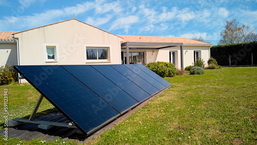 Installation panneaux solaires en autoconsommation au sol - Énergie renouvelable - Ressources durables - Indépendance énergétique photo