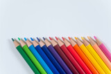並べられたカラフルな色鉛筆
