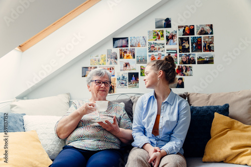 Φωτογραφία Two different generation, teenager girl teenage room, confidential conversation
