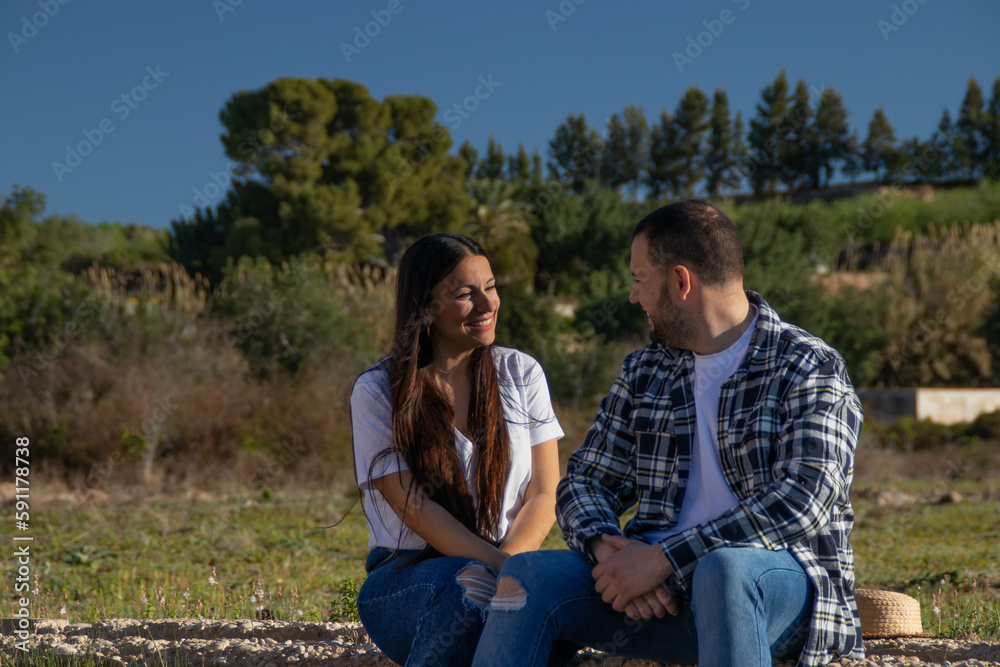 pareja de enamorados en el campo pareja de enamorados en el campo