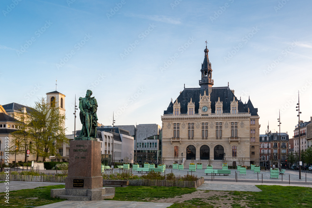 Statue du général Daumesnil et hôtel de ville de Vincennes, France. Vincennes est une commune située dans le département du Val-de-Marne en région Île-de-France, à l'est de Paris