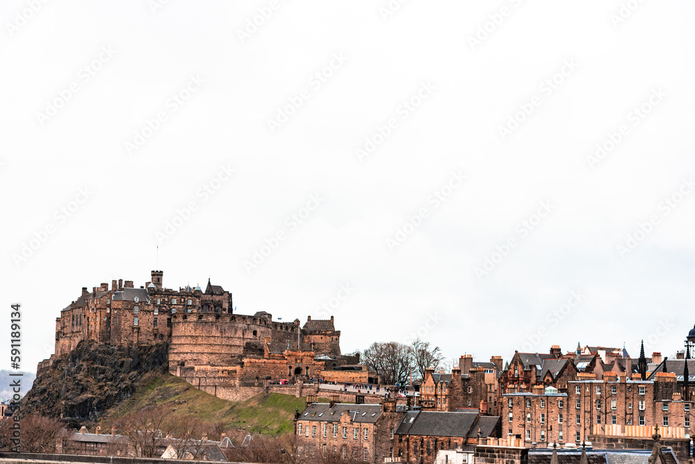 Castillo de Edimburgo visto desde un mirador. Atracciones turísticas en Escocia.