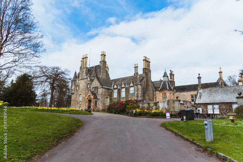 Castillo de Lauriston, del siglo XV, en Edimburgo, Escocia, en un agradable día de verano.