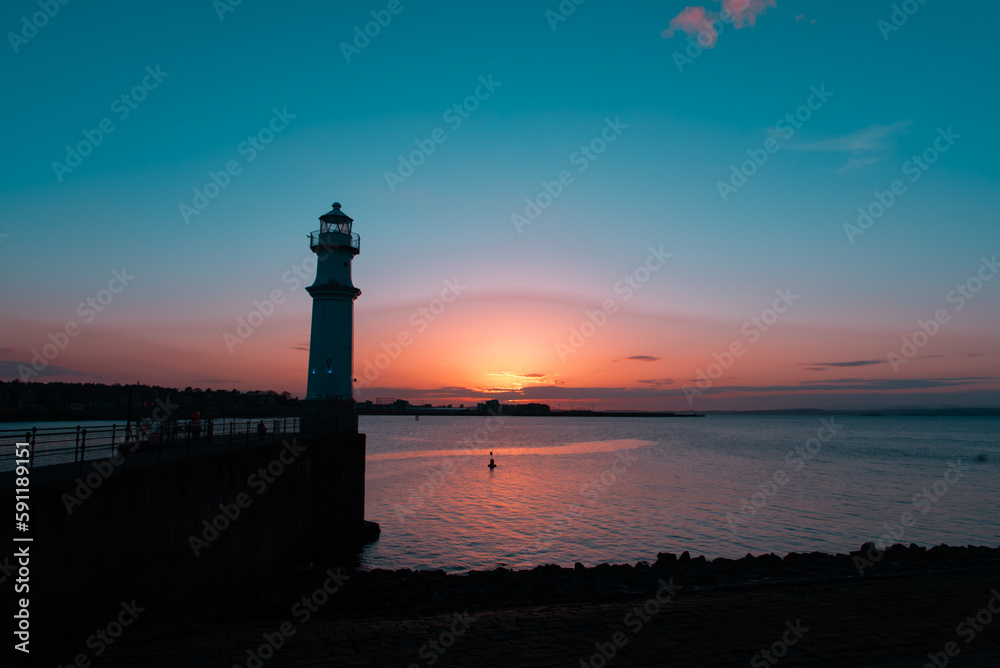 Atardecer en el puerto de Newhaven. Silueta del faro de Newhaven