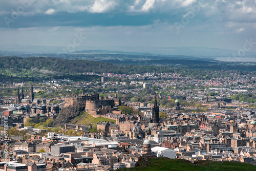 Fototapeta Naklejka Na Ścianę i Meble -  Castillo de Edimburgo visto desde Arthur's Seat. Atracciones turísticas en Escocia.