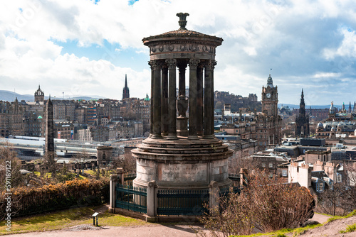 Monumento a Dugald Stewart en Calton Hill, al fondo, las vistas de la ciudad de Edimburgo en un día primaveral. photo