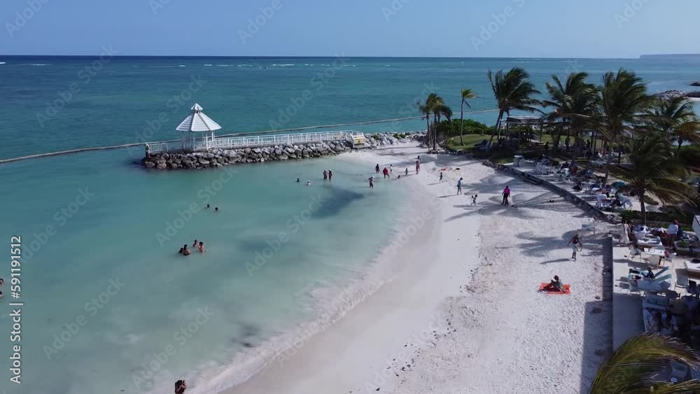 Vista desde el dron mostrando la hermosa playa de punta cana en dia soleado.