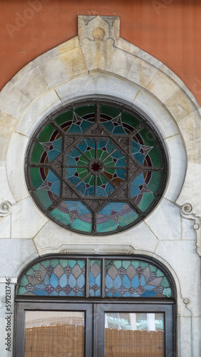 Fotografia Beautiful stained glass windows and entrance door at Sirkeci train station, once the last stop of the Orient Express, Istanbul, Turkey