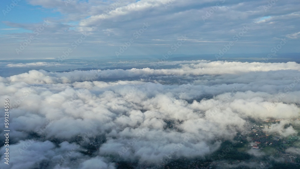 mer de nuage au soleil levant mer de nuage au soleil levant