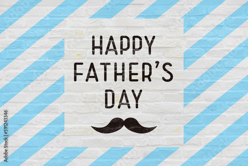 HAPPY FATHER'S DAY という文字と髭のシルエットが描かれたブロック塀