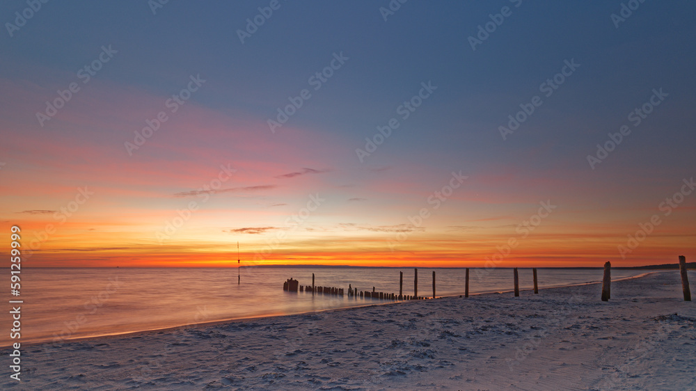 Naklejka premium Sonnenaufgang, Meer, Strand, Buhnen