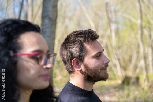 Portrait d'un couple avec focus sur le jeune homme 