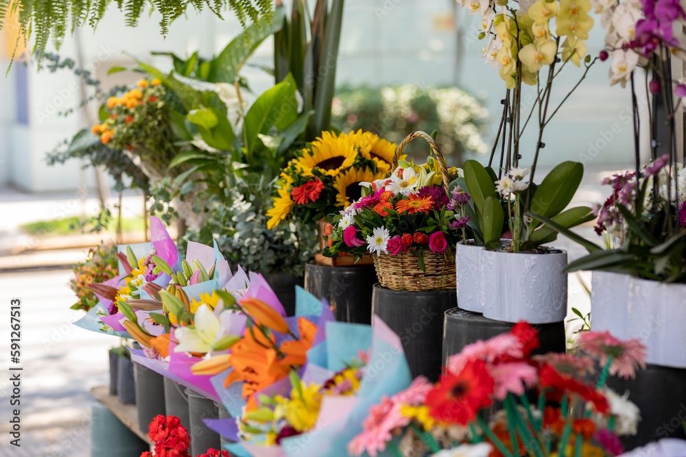 Sale of bouquets of flowers to give away, in a place in Mexico City