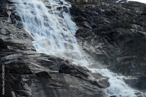 Am Langfossen in Norwegen, einer der höchsten Wasserfälle der Welt