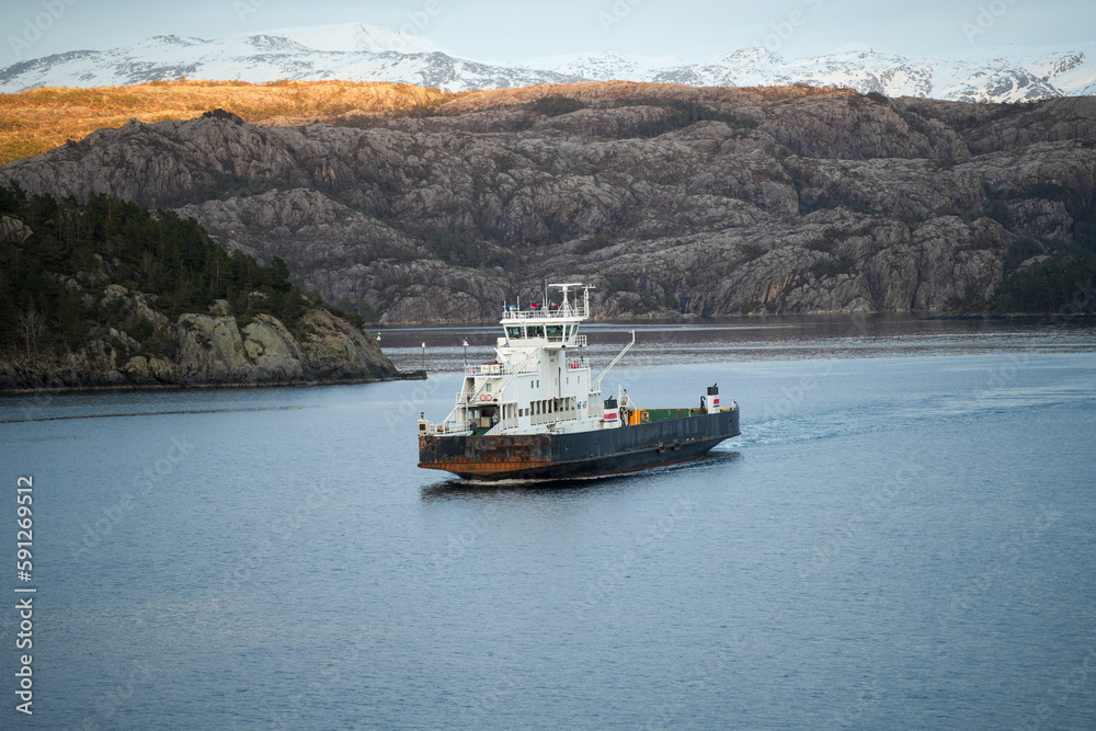 Eine norwegische Autofähre in den Fjorden