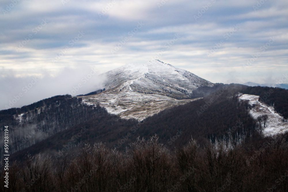 Smerek i Przełęcz Orłowicza zimą, Bieszczady Polska chmury i góry Smerek i Przełęcz Orłowicza zimą, Bieszczady Polska chmury i góry