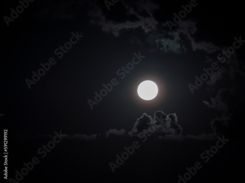 noche oscura de luna llena