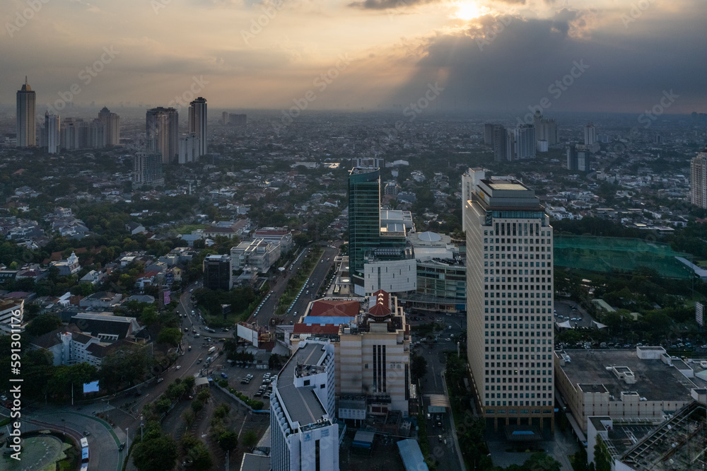 Obraz premium Jakarta Skyline on sudirman street during the golden hour. 