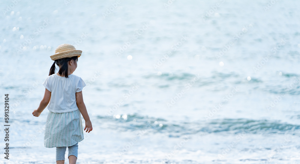 海辺を散歩する子供