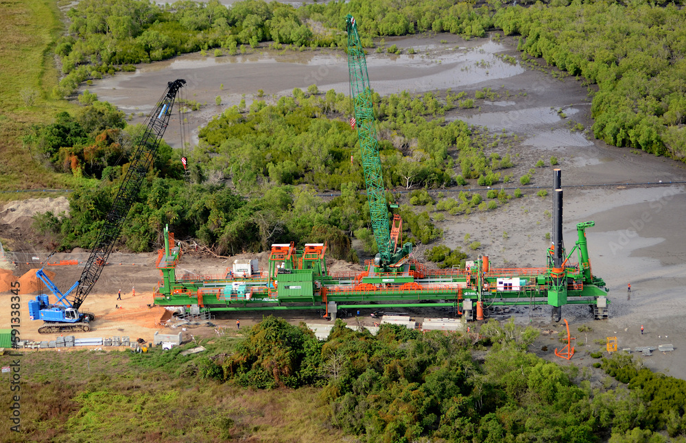 Foto de Papua New Guineaconstructing a road across swamp lands using