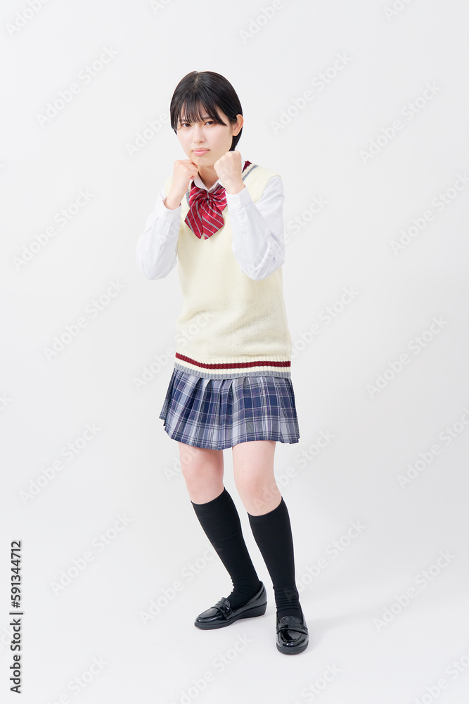 ファイティングポーズをとる女子高生　白背景　全身