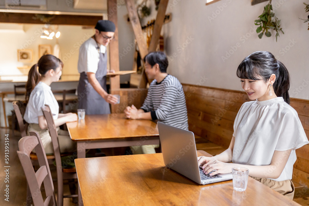 カフェ・喫茶店・飲食店でリモートワークするアジア人女性
カフェ・喫茶店・飲食店でリモートワークするアジア人女性