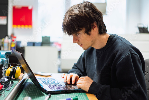 élève travaillant sur son ordinateur