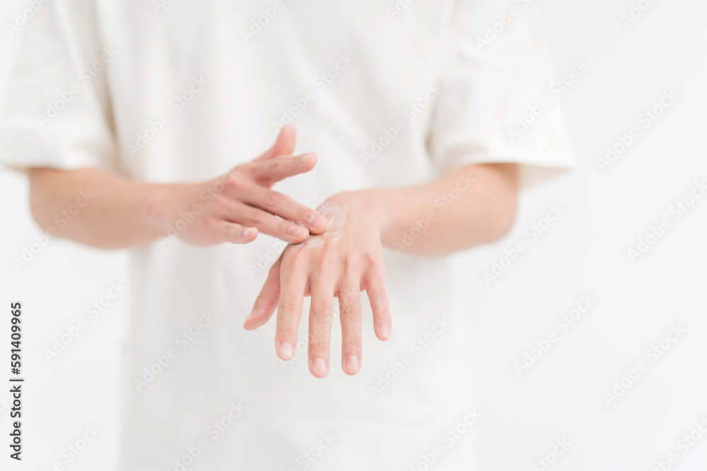 手にクリームを塗っている/スキンケア 手にクリームを塗っている/スキンケア