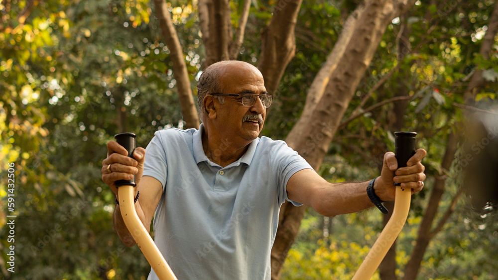 Obraz premium senior citizen men doing exercise in park