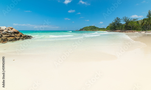 Fototapeta Naklejka Na Ścianę i Meble -  White sand and turquoise water in Anse Kerlan beach