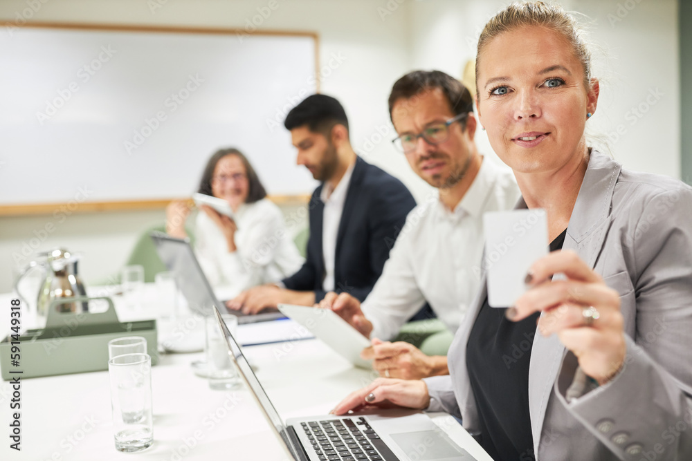 Geschäftsfrau mit Kreditkarte am Computer für E-Business Geschäftsfrau mit Kreditkarte am Computer für E-Business