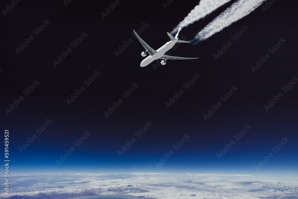Weisses Flugzeug mit contrails über Wolkenlandschaft