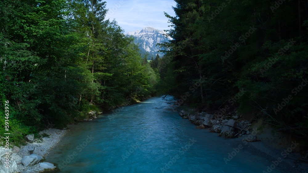 Obraz premium Der Fluss zum Berg