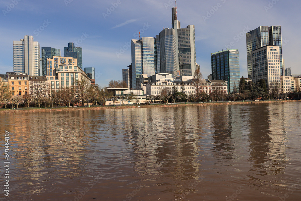 Frankfurter Skyline von der Mainpromenade zwischen Holbeinsteg und Untermainbrücke gesehen