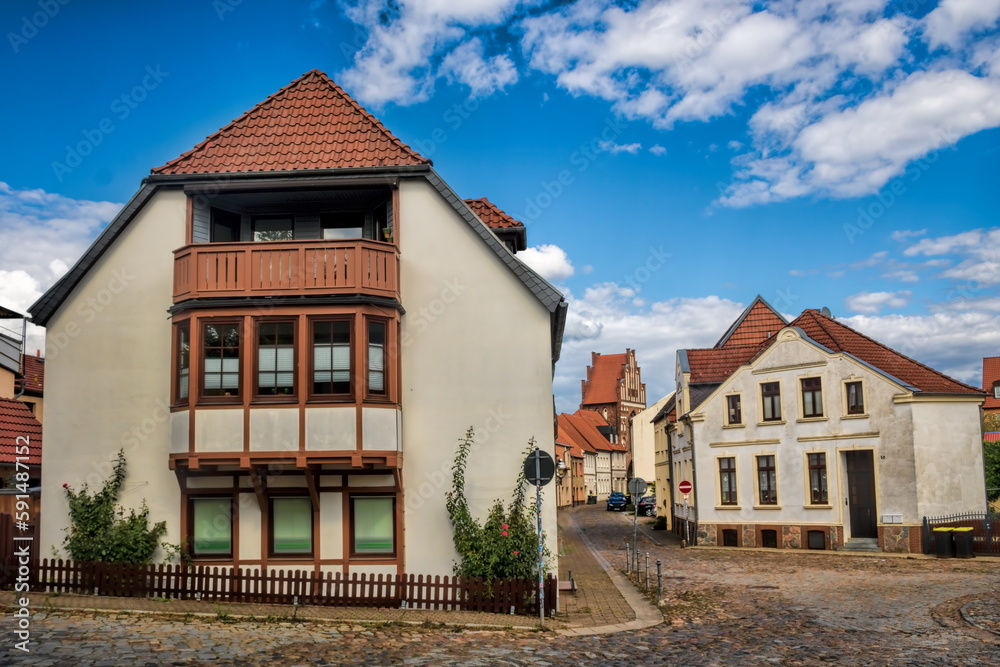 teterow, deutschland - stadtbild mit sanierten häusern und rostocker tor im hintergrund