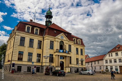 teterow, deutschland - neobarockes rathaus am marktplatz
