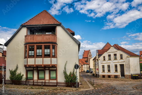 Obraz na płótnie teterow, deutschland - stadtbild mit sanierten häusern und rostocker tor im hintergrund w salonie