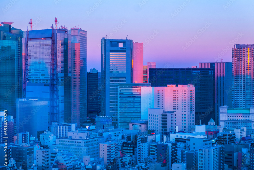 都会の街並みの夕暮れ Stock 写真 | Adobe Stock