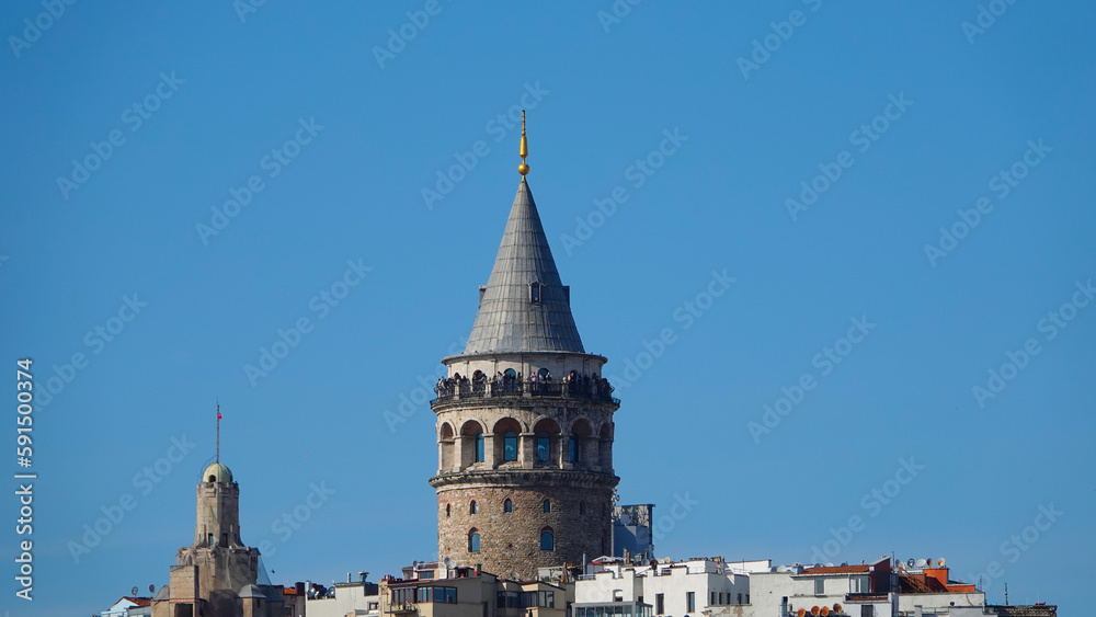 Obraz premium Istanbul city skyline in Turkey, Beyoglu district old houses with Galata tower on top, view from the Golden Horn in Eminönü side.