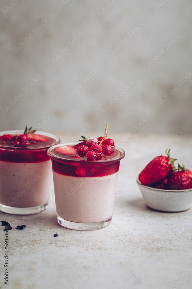 Φωτογραφία panna cotta crème végétale fraise coulis de fruits rouges groseilles