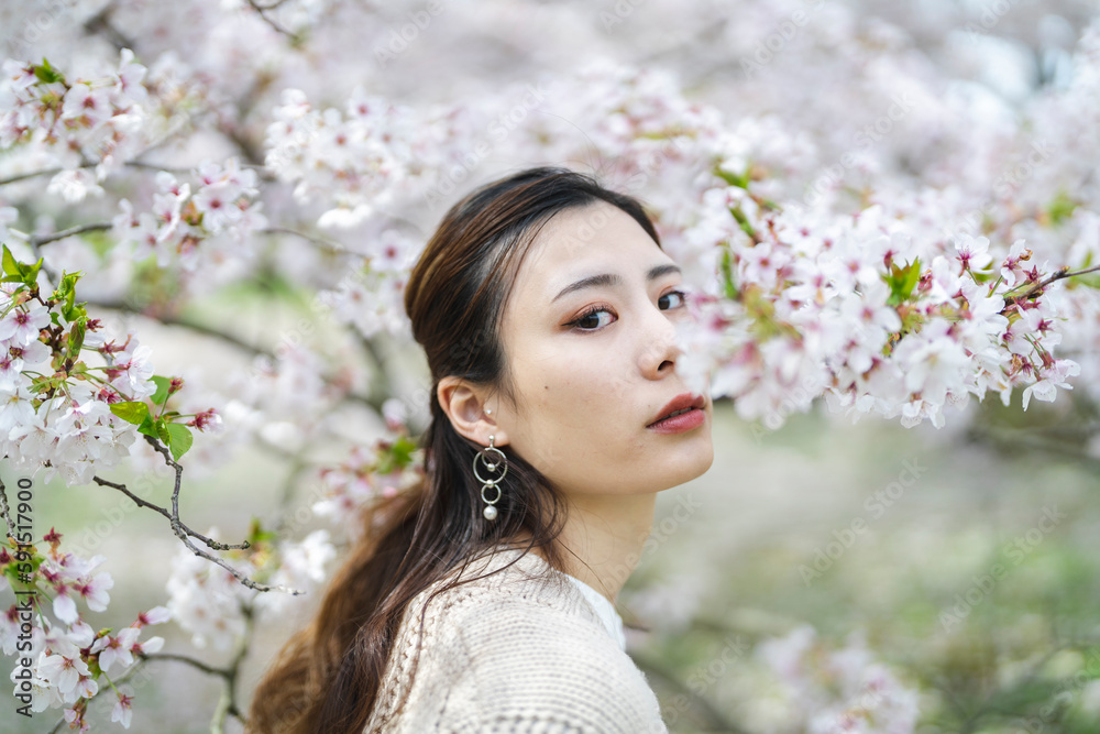桜の花と女性 桜の花と女性