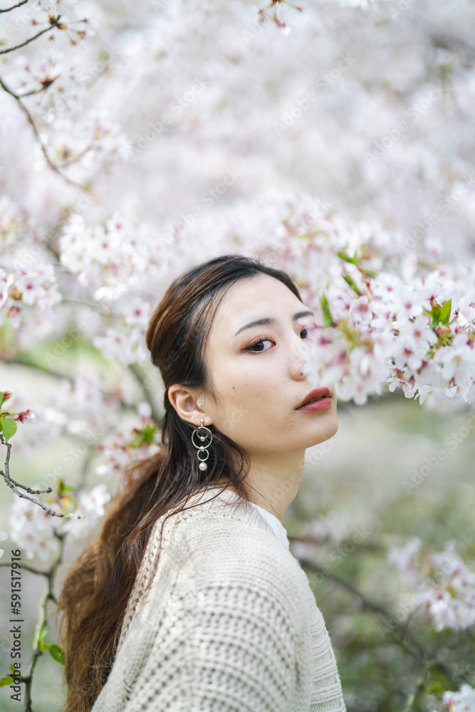 桜の花と女性